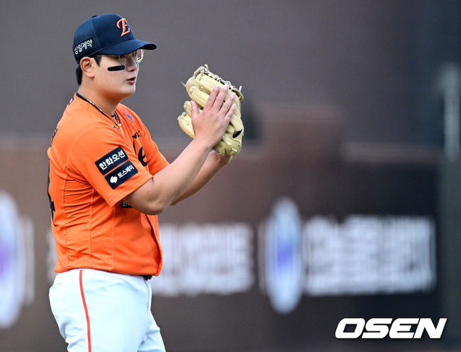 [OSEN=대전, 최규한 기자] 28일 대전 한화생명볼파크에서 ‘2026 신한 SOL KBO리그’ 개막전 한화 이글스와 키움 히어로즈의 맞대결이 열렸다.홈팀 한화는 윌켈 에르난데스, 방문팀 키움은 라울 알칸타라를 선발로 내세웠다. 9회초 1사 주자없는 상황 키움 어준서를 내야 땅볼로 이끈 한화 투수 김서현이 야수들에게 인사를 전하고 있다. 2025.03.28 / dreamer@osen.co.kr