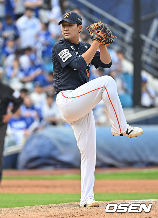 [OSEN=대구, 이석우 기자] 2일 대구삼성라이온즈파크에서 2026 신한 SOL KBO 리그 삼성 라이온즈와 한화 이글스의 경기가 열렸다. 홈팀 삼성은 장찬희가, 방문팀 한화는 문동주가 선발 출전했다. 한화 이글스 권민규가 역투하고 있다. 2026.05.02 / foto0307@osen.co.kr