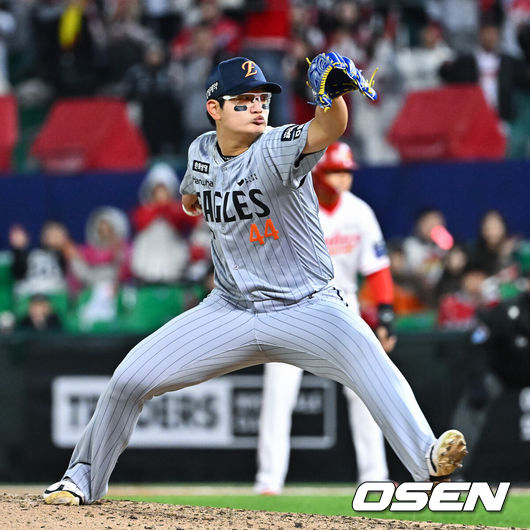 [OSEN=인천, 박준형 기자] 7일 오후 인천 SSG랜더스필드에서 ‘2026 신한 SOL Bank KBO리그'SSG 랜더스와 한화 이글스의 경기가 진행됐다.이날 SSG는 타케다를, 한화는 류현진을 선발투수로 내세웠다.9회말 한화 마무리 투수 김서현이 역투하고 있다.       2026.04.07 / soul1014@osen.co.kr