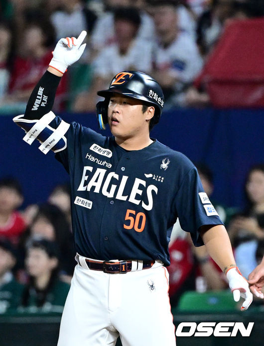 [OSEN=인천, 최규한 기자] 26일 인천 SSG랜더스필드에서 ‘2026 신한 SOL Bank KBO리그’ SSG 랜더스와 한화 이글스의 경기가 열렸다.홈팀 SSG는 토마스 해치, 방문팀 한화는 왕옌청을 선발로 내세웠다.8회초 무사 1, 3루 상황 한화 강백호가 달아나는 1타점 적시타를 날리고 1루에 안착해 기뻐하고 있다. 2026.06.26 / dreamer@osen.co.kr