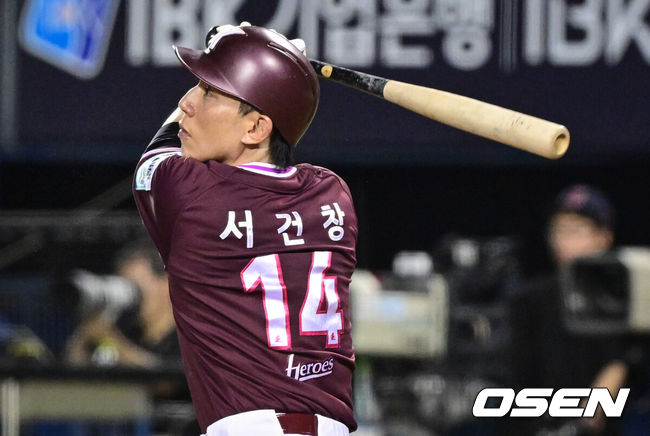 [OSEN=잠실, 조은정 기자]29일 서울 잠실야구장에서 2026 신한 SOL KBO리그 LG 트윈스와 키움 히어로즈의 경기가 열렸다.이날 LG는 웰스, 키움은 하영민을 선발로 내세웠다. 5회초 1사 1,2루에서 키움 서건창이 안타를 날리고 있다. 2026.07.29 /cej@osen.co.kr