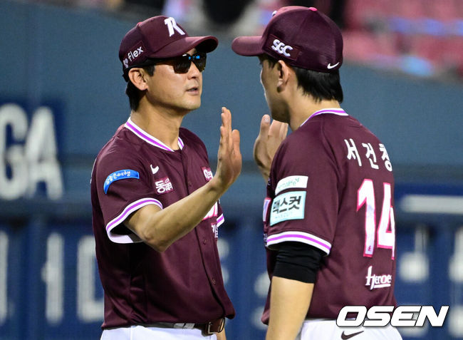 [OSEN=잠실, 조은정 기자]프로야구 키움 히어로즈가 LG 트윈스 마운드를 난타하며 대승을 거뒀다.키움은 29일 서울 잠실구장에서 열린 2026 KBO리그 LG와 경기에서 18-11로 승리했다. 키움은 홈런 2방을 포함해 23안타를 몰아쳤다.서건창은 5안타를 기록,3324일 만에 개인 한 경기 최다안타 타이 기록을 세웠다. 선발 타자 전원 득점을 기록했다.키움 설종진 감독이 서건창과 승리를 기뻐하고 있다. 2026.07.29 /cej@osen.co.kr