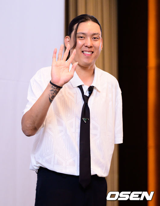 [OSEN=지형준 기자] 프로농구 부산 KCC 이지스 최준용이 29일 서울 여의도 콘래드 서울 호텔에서 해외 진출 선언 기자회견을 가졌다.이날 최준용은 미국 진출에 대한 도전 의사를 밝혔다.최준용이 포토타임을 하고 있다. 2026.07.29 / jpnews@osen.co.kr