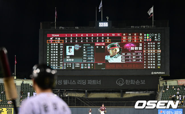 [OSEN=잠실, 조은정 기자]프로야구 키움 히어로즈가 LG 트윈스 마운드를 난타하며 대승을 거뒀다.키움은 29일 서울 잠실구장에서 열린 2026 KBO리그 LG와 경기에서 18-11로 승리했다. 키움은 홈런 2방을 포함해 23안타를 몰아쳤다.서건창은 5안타를 기록,3324일 만에 개인 한 경기 최다안타 타이 기록을 세웠다. 선발 타자 전원 득점을 기록했다.9회말 2사 전광판에 경기 스코어가 나오고 있다. 2026.07.29 /cej@osen.co.kr