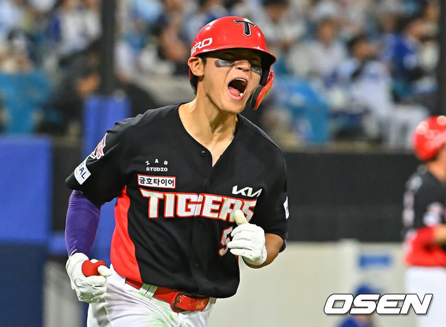 [OSEN=대구, 이석우 기자] 29일 대구삼성라이온즈파크에서 2026 신한 SOL KBO 리그 삼성 라이온즈와 KIA 타이거즈의 경기가 열렸다. 홈팀 삼성은 양창섭이, 방문팀 KIA는 시라카와가 선발 출전했다. KIA 타이거즈 김도영이 8회초 2사 1,2루 좌월 3점 홈런을 치고 포효하고 있다. 2026.07.29 / foto0307@osen.co.kr