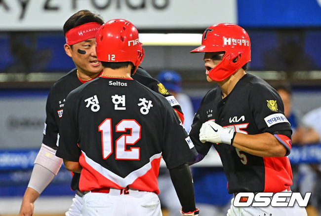 [OSEN=대구, 이석우 기자] 29일 대구삼성라이온즈파크에서 2026 신한 SOL KBO 리그 삼성 라이온즈와 KIA 타이거즈의 경기가 열렸다. 홈팀 삼성은 양창섭이, 방문팀 KIA는 시라카와가 선발 출전했다. KIA 타이거즈 김도영이 8회초 2사 1,2루 좌월 3점 홈런을 치고 하이파이브를 하고 있다. 2026.07.29 / foto0307@osen.co.kr