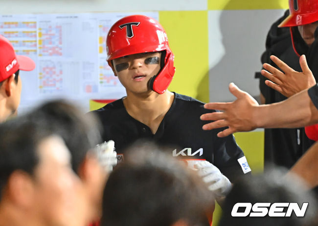 [OSEN=대구, 이석우 기자] 29일 대구삼성라이온즈파크에서 2026 신한 SOL KBO 리그 삼성 라이온즈와 KIA 타이거즈의 경기가 열렸다. 홈팀 삼성은 양창섭이, 방문팀 KIA는 시라카와가 선발 출전했다. KIA 타이거즈 김도영이 8회초 2사 1,2루 좌월 3점 홈런을 치고 하이파이브를 하고 있다. 2026.07.29 / foto0307@osen.co.kr