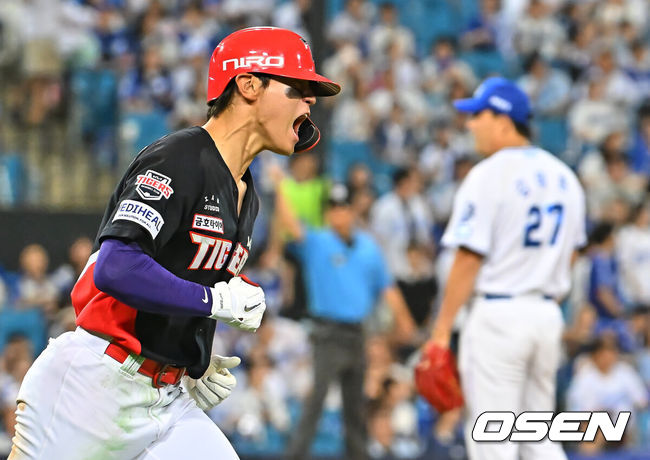 [OSEN=대구, 이석우 기자] 29일 대구삼성라이온즈파크에서 2026 신한 SOL KBO 리그 삼성 라이온즈와 KIA 타이거즈의 경기가 열렸다. 홈팀 삼성은 양창섭이, 방문팀 KIA는 시라카와가 선발 출전했다. KIA 타이거즈 김도영이 8회초 2사 1,2루 좌월 3점 홈런을 치고 포효하고 있다. 2026.07.29 / foto0307@osen.co.kr