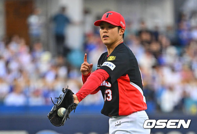 [OSEN=대구, 이석우 기자] 29일 대구삼성라이온즈파크에서 2026 신한 SOL KBO 리그 삼성 라이온즈와 KIA 타이거즈의 경기가 열렸다. 홈팀 삼성은 양창섭이, 방문팀 KIA는 시라카와가 선발 출전했다. KIA 타이거즈 선발 투수 시라카와가 사인을 보내고 있다. 2026.07.29 / foto0307@osen.co.kr