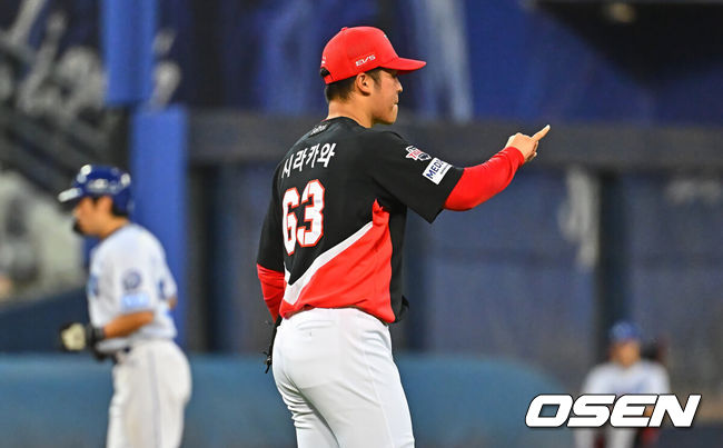 [OSEN=대구, 이석우 기자] 29일 대구삼성라이온즈파크에서 2026 신한 SOL KBO 리그 삼성 라이온즈와 KIA 타이거즈의 경기가 열렸다. 홈팀 삼성은 양창섭이, 방문팀 KIA는 시라카와가 선발 출전했다. KIA 타이거즈 선발 투수 시라카와가 3회말 무사 1루 삼성 라이온즈 김성윤을 유격수 병살타로 잡고 감사 사인을 보내고 있다. 2026.07.29 / foto0307@osen.co.kr