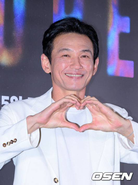 [OSEN=이대선 기자] 6일 서울 강남구 메가박스 코엑스점에서 영화 '호프'(감독 나홍진) 언론시사회가 열렸다.'호프'는 비무장지대에 위치한 호포항 출장소장 ‘범석’이 동네 청년들로부터 호랑이가 출현했다는 소식을 전해 듣고, 온 마을이 비상이 걸린 가운데 믿기 어려운 현실을 만나며 시작되는 이야기다. 오는 7월 15일 개봉 예정.배우 황정민이 포토타임을 가지고 있다. 2026.07.06 /sunday@osen.co.kr
