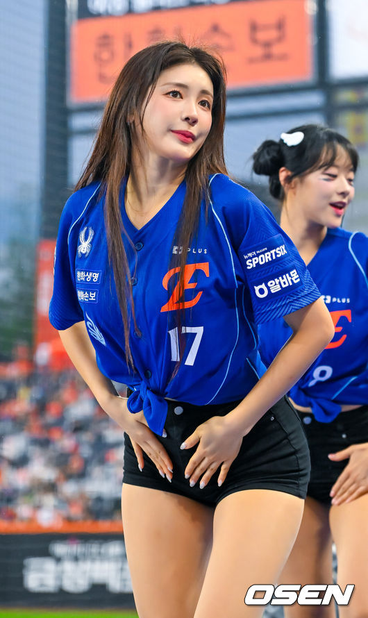 [OSEN=대전, 민경훈 기자] 17일 대전 한화생명 볼파크에서 2026 신한 SOL KBO리그 한화 이글스와 키움 히어로즈의 경기가 열렸다.이날 한화는 왕옌청, 키움은 하영민이 선발로 나섰다.한화 김연정 치어리더가 공연을 펼치고 있다. 2026.07.17 / rumi@osen.co.kr