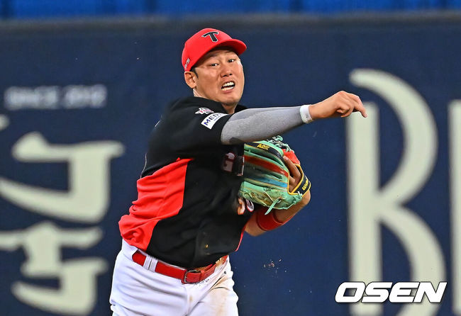 [OSEN=대구, 이석우 기자] 29일 대구삼성라이온즈파크에서 2026 신한 SOL KBO 리그 삼성 라이온즈와 KIA 타이거즈의 경기가 열렸다. 홈팀 삼성은 양창섭이, 방문팀 KIA는 시라카와가 선발 출전했다. KIA 타이거즈 하주석이 4회말 삼성 라이온즈 최형우의 안타성 타구를 몸을 날려 잡아 아웃시키고 있다. 2026.07.29 / foto0307@osen.co.kr