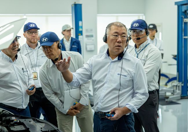 정의선 회장이 현대차 브라질공장 임직원들과 차량 품평을 진행하고 있다.