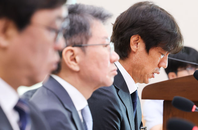 [OSEN=박준형 기자] 30일 서울 여의도 국회에서 문화체육관광위원회의 대한축구협회 현안 관련 청문회가 진행됐다.이날 청문회에는 홍명보 전 대한민국 축구대표팀 감독과 정몽규 전 대한축구협회장이 참석했다.홍명보 전 감독이 질문에 답하고 있다. 2026.07.30 / soul1014@osen.co.kr  <사진=국회사진기자단>