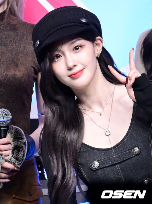 [OSEN=조은정 기자]8일 오후 경기도 고양시 일산 MBC 드림센터에서 MBC every1,MBC M '쇼챔피언' 생방송이 진행됐다.이날 라인업에는 n.SSign(엔싸인), AmbiO, Baby DONT Cry, CSR(첫사랑), DIGNITY (디그니티), KINO, SLAY (슬레이), V01D(보이드),라포엠(LA POEM),민지운(Min Jiwoon),장한음(JANG HANEUM),케플러(Kep1er)가 이름을 올렸다.케플리 김채현이 취재진을 향해 포즈를 취하고 있다. 2026.04.08 /cej@osen.co.kr