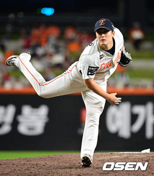 [OSEN=대전, 조은정 기자]9일 오후 대전한화생명볼파크에서 2026 신한 SOL KBO리그 한화 이글스와 KIA 타이거즈의 경기가 열렸다.이날 한화는 왕옌청을 KIA는 황동하를 선발로 내세웠다.9회초 한화 장유호가 역투하고 있다. 2026.06.09 /cej@osen.co.kr