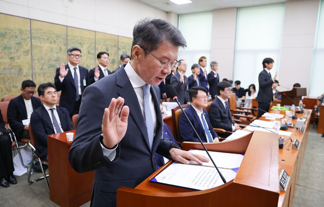 [OSEN=박준형 기자] 30일 서울 여의도 국회에서 문화체육관광위원회의 대한축구협회 현안 관련 청문회가 진행됐다.이날 청문회에는 홍명보 전 대한민국 축구대표팀 감독과 정몽규 전 대한축구협회장이 참석했다.정몽규 전 대한축구협회장이 증인 선서하고 있다.    2026.07.30 / soul1014@osen.co.kr  <사진=국회사진기자단>