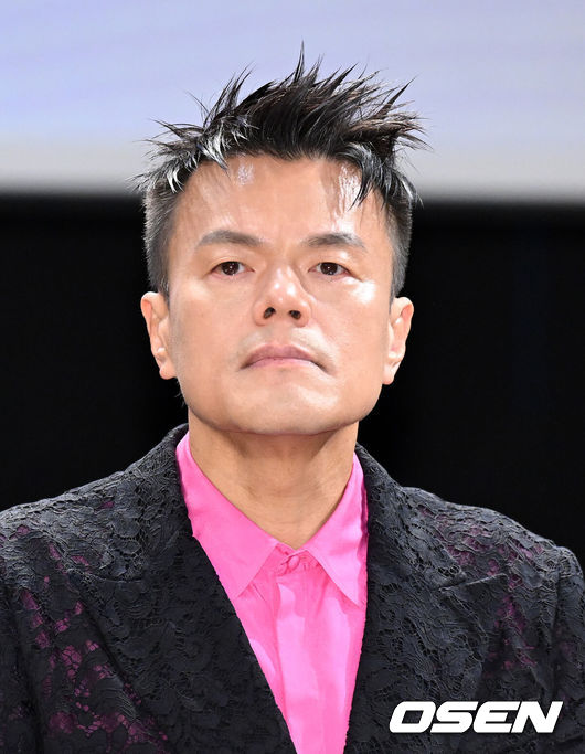 [OSEN=이대선 기자] 27일 서울 국립현대미술관 서울교육동 다원공간에서 JYP 박진영 ‘2027 패노메논 추진계획 발표’ 기자간담회가 열렸다.최휘영 문화체육관광부 장관은 매년 12월 K팝과 K푸드·뷰티 등 문화 전반을 아우르는 한국판 '코첼라' 축제를 개최하겠다고 밝혔다.미국 코첼라처럼 세계적인 대형 축제로 키워 글로벌 팬덤을 사로잡고 막대한 경제적 효과를 창출하겠다는 구상이다.박진영 대중문화교류위원회 위원장이 발표를 하고 있다. 2026.07.27 /sunday@osen.co.kr