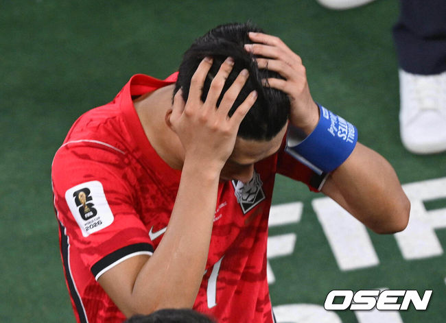 [OSEN=몬테레이(멕시코), 이대선 기자] 홍명보 감독이 이끄는 대한민국 축구대표팀은 25일(이하 한국시간) 오전 10시 멕시코 몬테레이 스타디움에서 개최된 2026 국제축구연맹(FIFA) 북중미 월드컵 조별리그 A조 최종전에서 남아프리카공화국에게 0-1 충격패를 당했다.1승2패가 된 한국은 A조 3위로 밀리며 32강 자력진출에 실패했다. 한국은 나머지 조들의 상황을 따져보고 32강에 진출할 가능성은 남아있다.경기 종료 후 대한민국 손흥민이 그라운드를 나가고 있다. 2026.06.25 /sunday@osen.co.kr