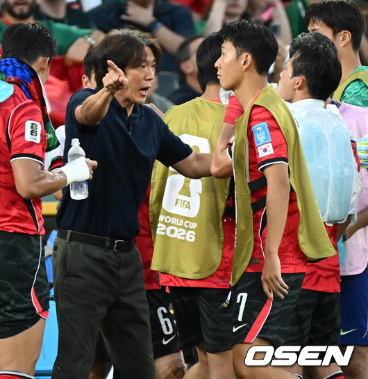 [OSEN=몬테레이(멕시코), 이대선 기자] 홍명보 감독이 이끄는 대한민국 축구대표팀은 25일(이하 한국시간) 오전 10시 멕시코 몬테레이 스타디움에서 개최된 2026 국제축구연맹(FIFA) 북중미 월드컵 조별리그 A조 최종전에서 남아프리카공화국에게 0-1 충격패를 당했다.1승2패가 된 한국은 A조 3위로 밀리며 32강 자력진출에 실패했다. 한국은 나머지 조들의 상황을 따져보고 32강에 진출할 가능성은 남아있다.전반 대한민국 홍명보 감독이 작전을 지시하고 있다. 2026.06.25 /sunday@osen.co.kr