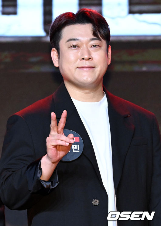 [OSEN=이대선 기자] 14일 오전 서울 동대문 브이스페이스에서 넷플릭스 예능 ‘코미디 리벤지’ 제작발표회가 열렸다.‘코미디 리벤지’는 ‘코미디 로얄’ 우승팀 이경규팀이 판을 깔고 K-코미디 대표주자들이 각잡고 웃음 터뜨리는 코미디 컴피티션이다.코미디언 이선민이 포토타임을 가지고 있다. 2024.10.14 /sunday@osen.co.kr