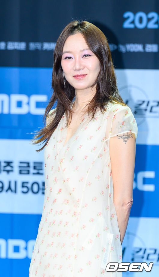 [OSEN=박준형 기자] 30일 오후 서울 상암동 MBC 골든마우스홀에서 MBC 금토드라마 ‘유부녀 킬러’ 제작발표회(감독 윤종호)가 진행됐다.‘유부녀 킬러’는 낮에는 사람을 처단하는 킬러, 밤에는 아이를 키우는 워킹맘의 이야기를 그린 웹툰을 원작으로 한 드라마로 이날 행사에는 공효진, 정준원, 이상이, 무진성, 최우성, 이은샘, 윤종호 감독이 참석했다.   배우 공효진이 포즈를 취하고 있다. 2026.07.30 / soul1014@osen.co.kr