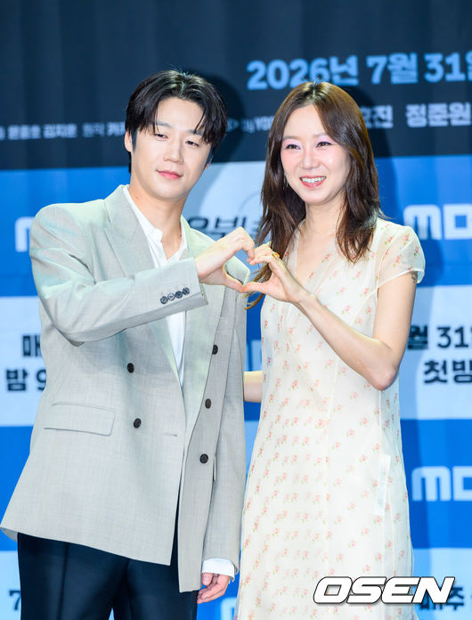 [OSEN=박준형 기자] 30일 오후 서울 상암동 MBC 골든마우스홀에서 MBC 금토드라마 ‘유부녀 킬러’ 제작발표회(감독 윤종호)가 진행됐다.‘유부녀 킬러’는 낮에는 사람을 처단하는 킬러, 밤에는 아이를 키우는 워킹맘의 이야기를 그린 웹툰을 원작으로 한 드라마로 이날 행사에는 공효진, 정준원, 이상이, 무진성, 최우성, 이은샘, 윤종호 감독이 참석했다.   배우 정준원과 공효진이 포즈를 취하고 있다. 2026.07.30 / soul1014@osen.co.kr