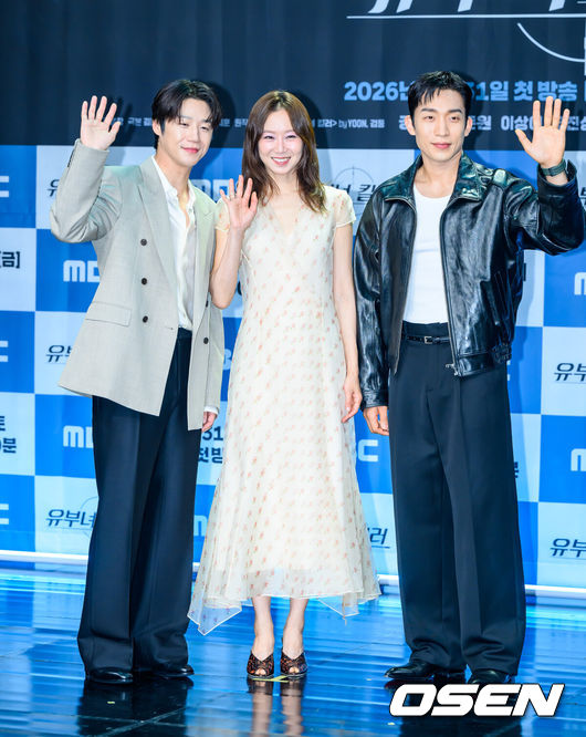 [OSEN=박준형 기자] 30일 오후 서울 상암동 MBC 골든마우스홀에서 MBC 금토드라마 ‘유부녀 킬러’ 제작발표회(감독 윤종호)가 진행됐다.‘유부녀 킬러’는 낮에는 사람을 처단하는 킬러, 밤에는 아이를 키우는 워킹맘의 이야기를 그린 웹툰을 원작으로 한 드라마로 이날 행사에는 공효진, 정준원, 이상이, 무진성, 최우성, 이은샘, 윤종호 감독이 참석했다.   배우 정준원과 공효진, 이상이가 포즈를 취하고 있다. 2026.07.30 / soul1014@osen.co.kr