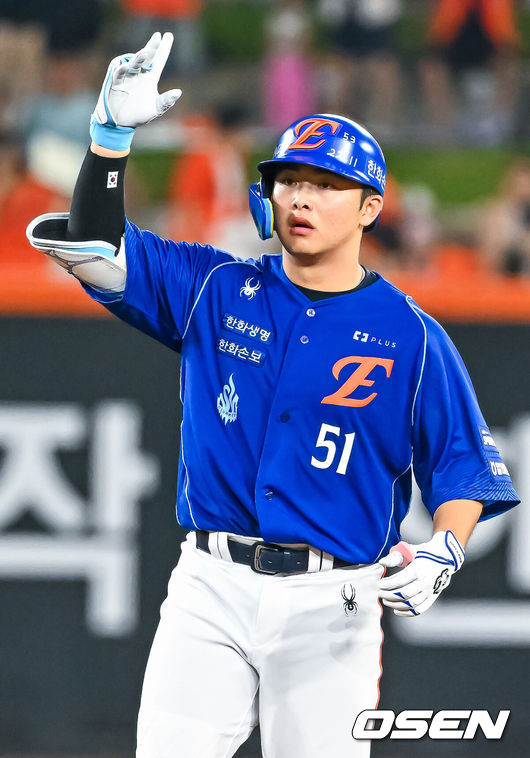 [OSEN=대전, 민경훈 기자] 18일 대전 한화생명 볼파크에서 2026 신한 SOL KBO리그 한화 이글스와 키움 히어로즈의 경기가 열렸다.이날 한화는 에르난데스, 키움은 안우진이 선발로 나섰다.8회말 1사 한화 문현빈이 좌익수 왼쪽 2루타를 때린 후 2루에서 기뻐하고 있다. 2026.07.18 / rumi@osen.co.kr