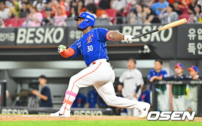 [OSEN=광주, 박준형 기자] 23일 오후 광주시 북구 광주기아챔피언스필드에서 2026 신한 SOL KBO리그 KIA 타이거즈와 한화 이글스의 경기가 진행됐다.이날 KIA는 시라카와를, 한화는 왕옌청을 선발투수로 내세웠다.6회초 무사 2,3루 한화 페라자가 희생플라이를 날리고 있다.       2026.07.23 / soul1014@osen.co.kr
