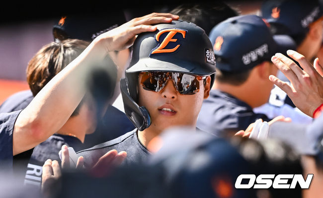[OSEN=수원, 박준형 기자] 16일 오후 수원KT위즈파크에서 2026 신한 SOL KBO 리그 KT 위즈와 한화 이글스의 경기가 진행됐다.이날 경기에서 KT는 배제성을, 한화는 화이트를 선발투수로 내세웠다.6회초 2사 1,2루 한화 강백호가 3점 홈런을 날리고 동료들의 축하를 받고 있다.    2026.05.16 / soul1014@osen.co.kr