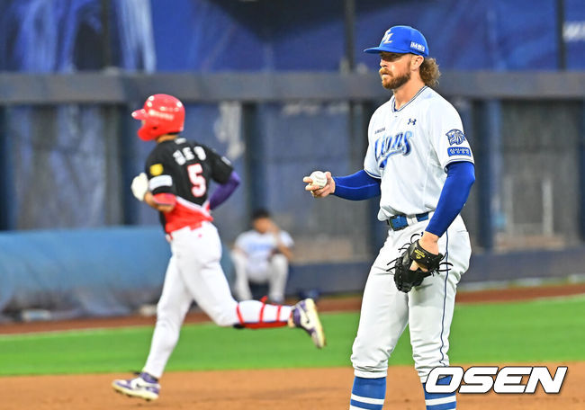 [OSEN=대구, 이석우 기자] 30일 대구삼성라이온즈파크에서 2026 신한 SOL KBO 리그 삼성 라이온즈와 KIA 타이거즈의 경기가 열렸다. 홈팀 삼성은 페덱이, 방문팀 KIA는 네일이 선발 출전했다. 삼성 라이온즈 페덱이 3회초 KIA 타이거즈 김도영에게 좌월 솔로 홈런을 맞고 아쉬워하고 있다. 2026.07.30 / foto0307@osen.co.kr