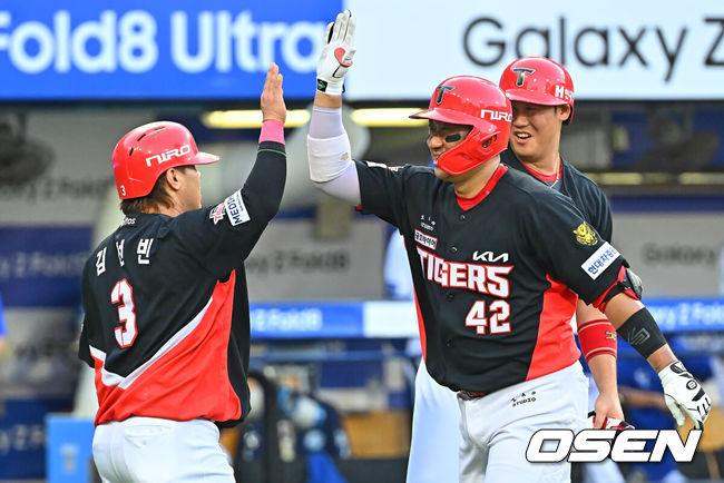 [OSEN=대구, 이석우 기자] 30일 대구삼성라이온즈파크에서 2026 신한 SOL KBO 리그 삼성 라이온즈와 KIA 타이거즈의 경기가 열렸다. 홈팀 삼성은 페덱이, 방문팀 KIA는 네일이 선발 출전했다. KIA 타이거즈 김태군이 2회초 무사 2,3루 좌월 3점 홈런을 치고 하이파이브를 하고 있다. 2026.07.30 / foto0307@osen.co.kr
