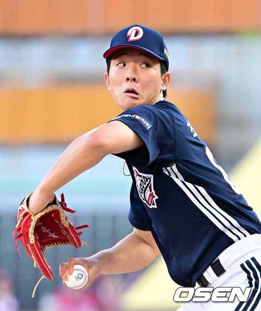 [OSEN=인천, 지형준 기자] 29일 인천SSG랜더스필드에서 2026 신한 SOL KBO리그 SSG 랜더스와 두산 베어스의 경기가 열렸다.SSG은 해치, 두산은 최민석을 선발로 내세웠다.1회말 두산 최민석이 역투하고 있다. 2026.07.30 / jpnews@osen.co.kr