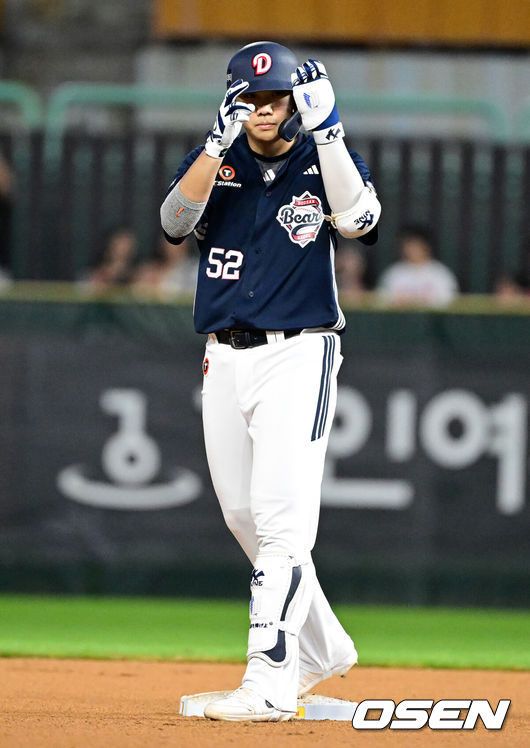 [OSEN=인천, 지형준 기자] 29일 인천SSG랜더스필드에서 2026 신한 SOL KBO리그 SSG 랜더스와 두산 베어스의 경기가 열렸다.SSG은 해치, 두산은 최민석을 선발로 내세웠다.8회초 무사 1루에서 두산 박준순이 동점 1타점 적시 2루타를 날리며 기뻐하고 있다. 2026.07.30 / jpnews@osen.co.kr