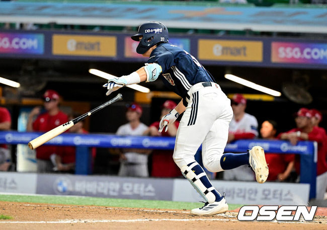 [OSEN=인천, 지형준 기자] 29일 인천SSG랜더스필드에서 2026 신한 SOL KBO리그 SSG 랜더스와 두산 베어스의 경기가 열렸다.SSG은 해치, 두산은 최민석을 선발로 내세웠다.8회초 1사 만루에서 두산 박지훈이 1타점 중전 적시타를 날리고 있다. 2026.07.30 / jpnews@osen.co.kr