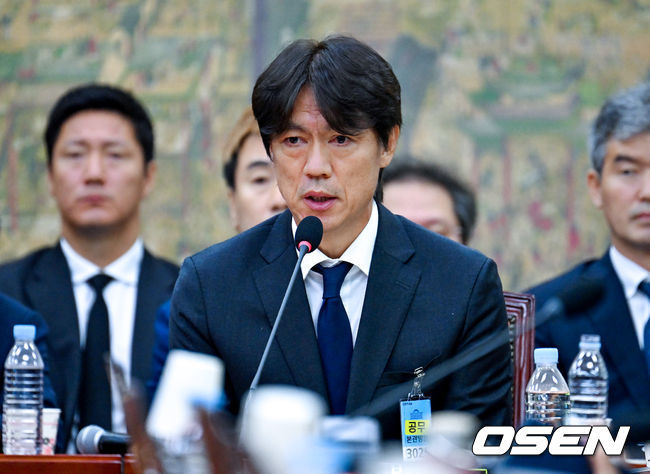 [OSEN=박준형 기자] 30일 서울 여의도 국회에서 문화체육관광위원회의 대한축구협회 현안 관련 청문회가 진행됐다.이날 청문회에는 홍명보 전 대한민국 축구대표팀 감독과 정몽규 전 대한축구협회장이 참석했다.홍명보 전 축구대표팀 감독이 질의에 답하고 있다.   2026.07.30 / soul1014@osen.co.kr  <사진=국회사진기자단>