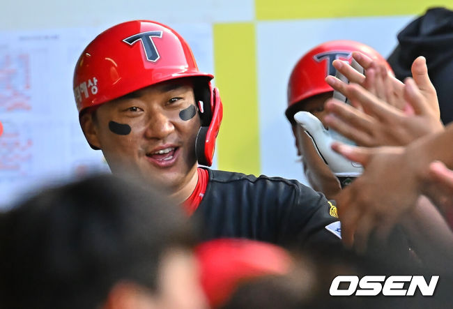 [OSEN=대구, 이석우 기자] 30일 대구삼성라이온즈파크에서 2026 신한 SOL KBO 리그 삼성 라이온즈와 KIA 타이거즈의 경기가 열렸다. 홈팀 삼성은 페덱이, 방문팀 KIA는 네일이 선발 출전했다. KIA 타이거즈 김태군이 2회초 무사 2,3루 좌월 3점 홈런을 치고 하이파이브를 하고 있다. 2026.07.30 / foto0307@osen.co.kr