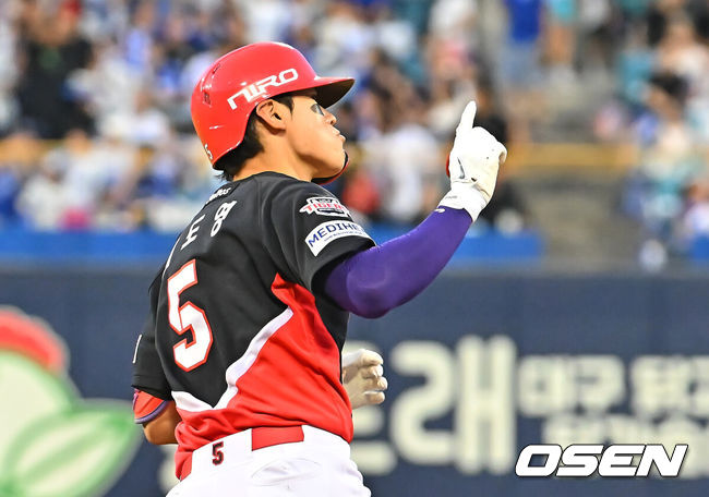 [OSEN=대구, 이석우 기자] 30일 대구삼성라이온즈파크에서 2026 신한 SOL KBO 리그 삼성 라이온즈와 KIA 타이거즈의 경기가 열렸다. 홈팀 삼성은 페덱이, 방문팀 KIA는 네일이 선발 출전했다. KIA 타이거즈 김도영이 3회초 좌월 솔로 홈런을 치고 그라운드를 돌고 있다. 2026.07.30 / foto0307@osen.co.kr