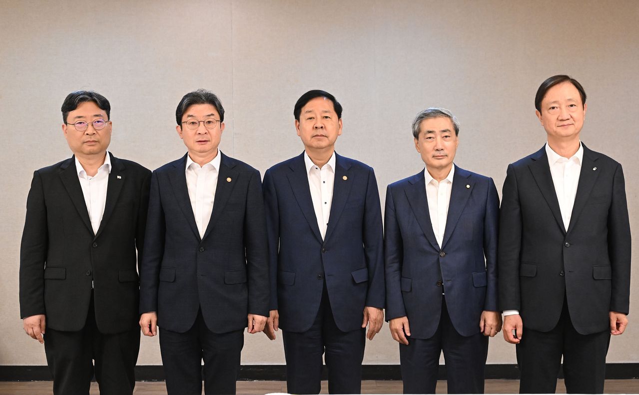 구윤철 부총리 겸 재정경제부 장관(가운데)이 29일 서울 종로구 정부서울청사에서 열린 긴급 시장상황점검회의에 앞서 하준경 청와대 경제성장수석(왼쪽부터), 이억원 금융위원장, 신현송 한국은행 총재, 이찬진 금융감독원장과 기념 촬영을 하고 있다. 뉴스1