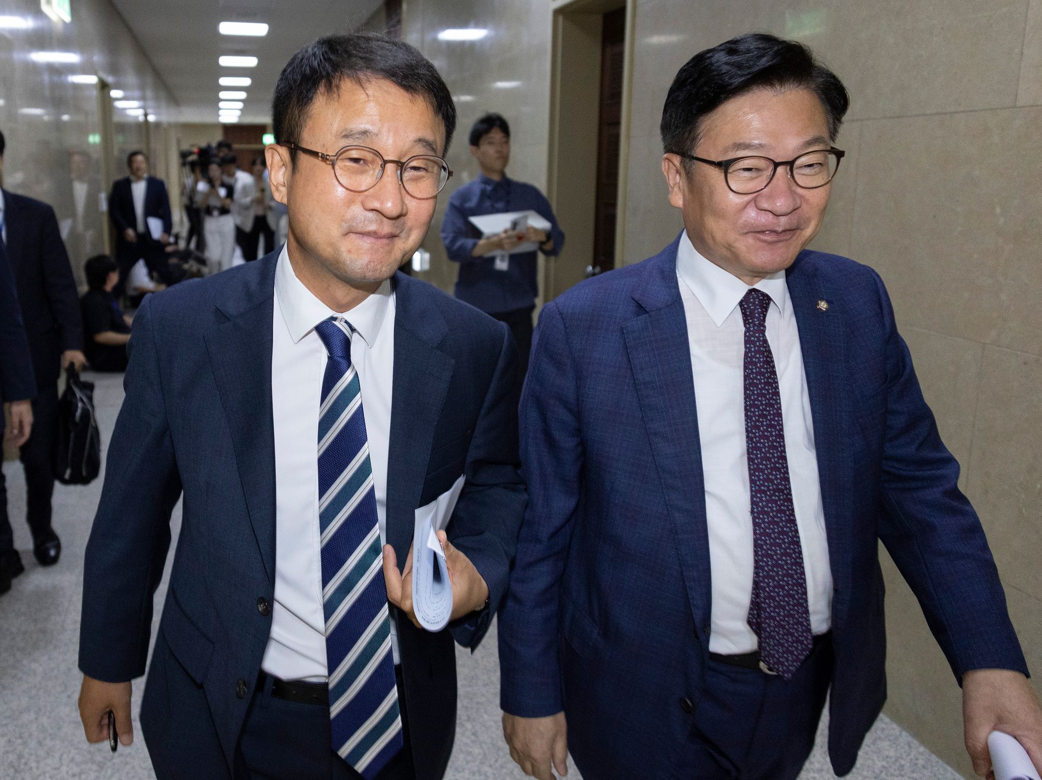 더불어민주당 한병도 원내대표(왼쪽)와 국민의힘 정점식 원내대표가 30일 국회 운영위원회 위원장실에서 선거관리위원회 특검법에 대한 협의를 진행한 뒤 각자 일정에 참석하기 위해 이동하고 있다. 연합뉴스