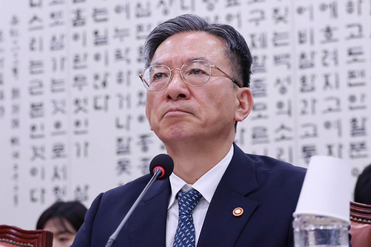 정성호 법무부 장관이 지난 27일 국회에서 열린 법제사법위원회 전체회의에서 의원들 질의를 듣고 있다. 임현동 기자