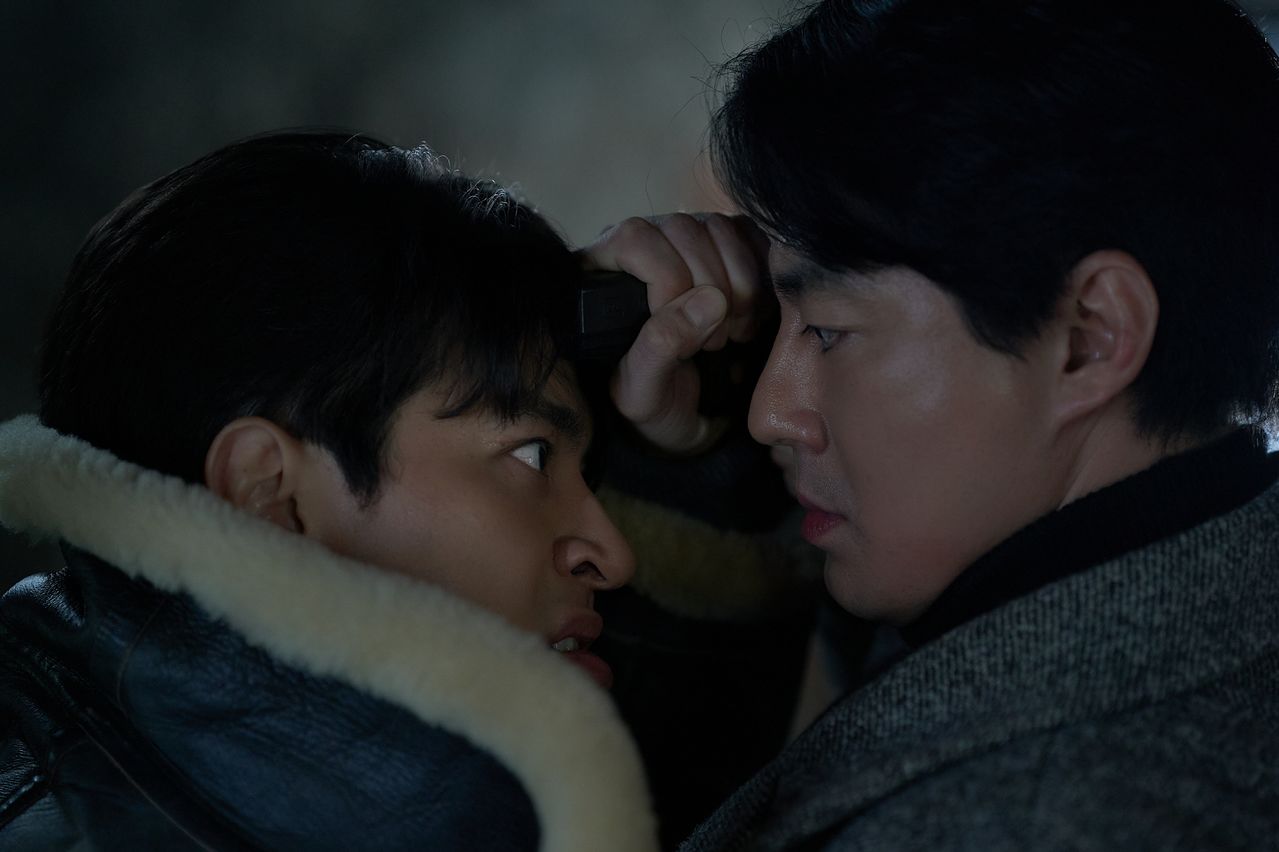 영화 '휴민트'의 한 장면. 국정원 블랙요원 조과장(조인성, 오른쪽)과 북한 보위성 조장 박건(박정민)이 대립하고 있다. 극장에선 큰 재미를 못 봤지만 넷플릭스로 출시돼 글로벌 영화(비영어) 부문 1위에 오르는 등 화제를 모았다. 사진 NEW