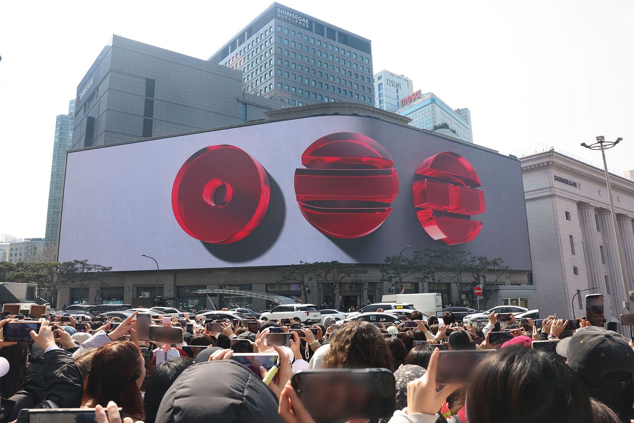 신세계백화점 본점 외관을 장식한 미디어파사드 '신세계스퀘어'. 사진 신세계백화점 