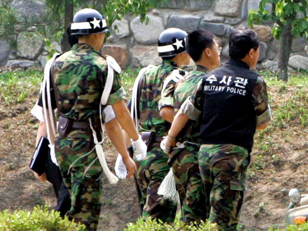  전방부대 총기 난사 사건의 피의자인 김동민 일병이 국회 진상조사단의 조사를 받은 뒤 걸어가고 있다. 사진 중앙포토