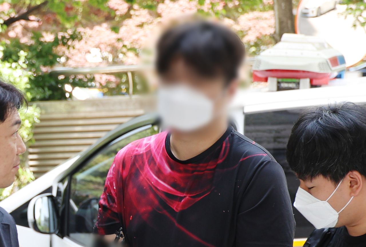 이른바 보복대행을 저지른 20대 남성이 지난 5월 18일 오후 구속 전 피의자 심문(영장실질심사)을 받기 위해 인천지법에 출석하고 있다. 연합뉴스