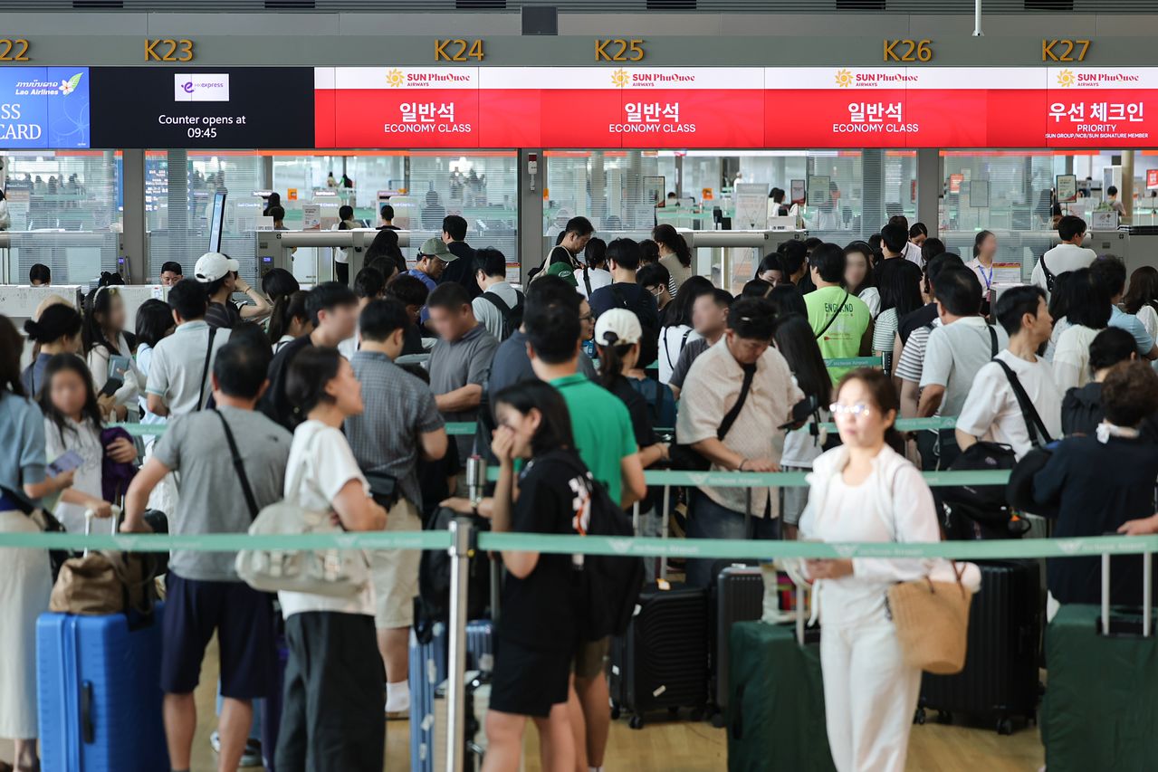 30일 인천국제공항 제1여객터미널 출국장이 여름 휴가철 여행객으로 붐비고 있다. 연합뉴스