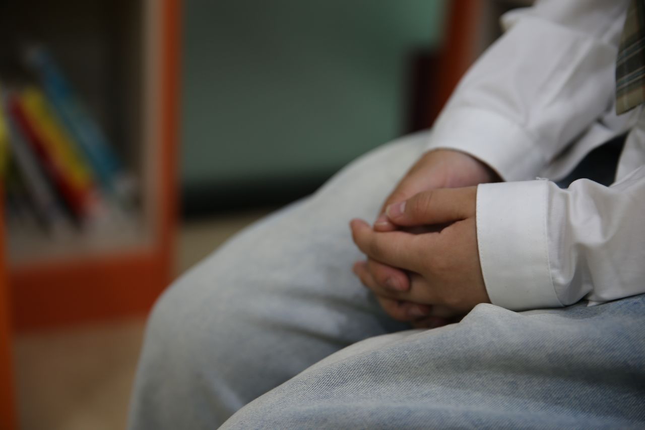 월드비전 ‘아침머꼬’ 사업에 참여하는 학생이 인터뷰하고 있다.