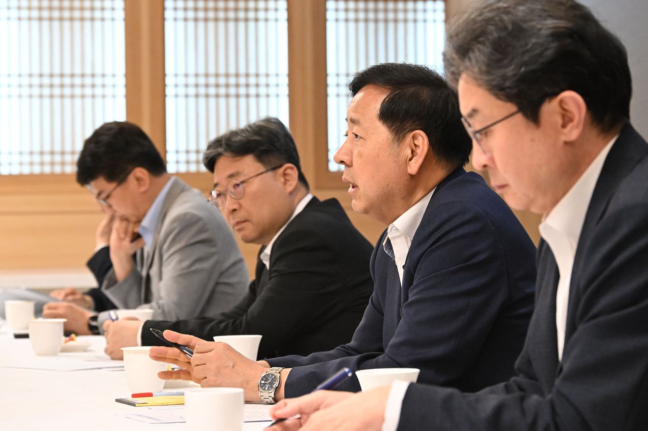 구윤철 부총리 겸 재정경제부 장관이 29일 서울 종로구 정부서울청사에서 긴급 시장상황점검회의를 주재하고 있다. 재정경제부 제공